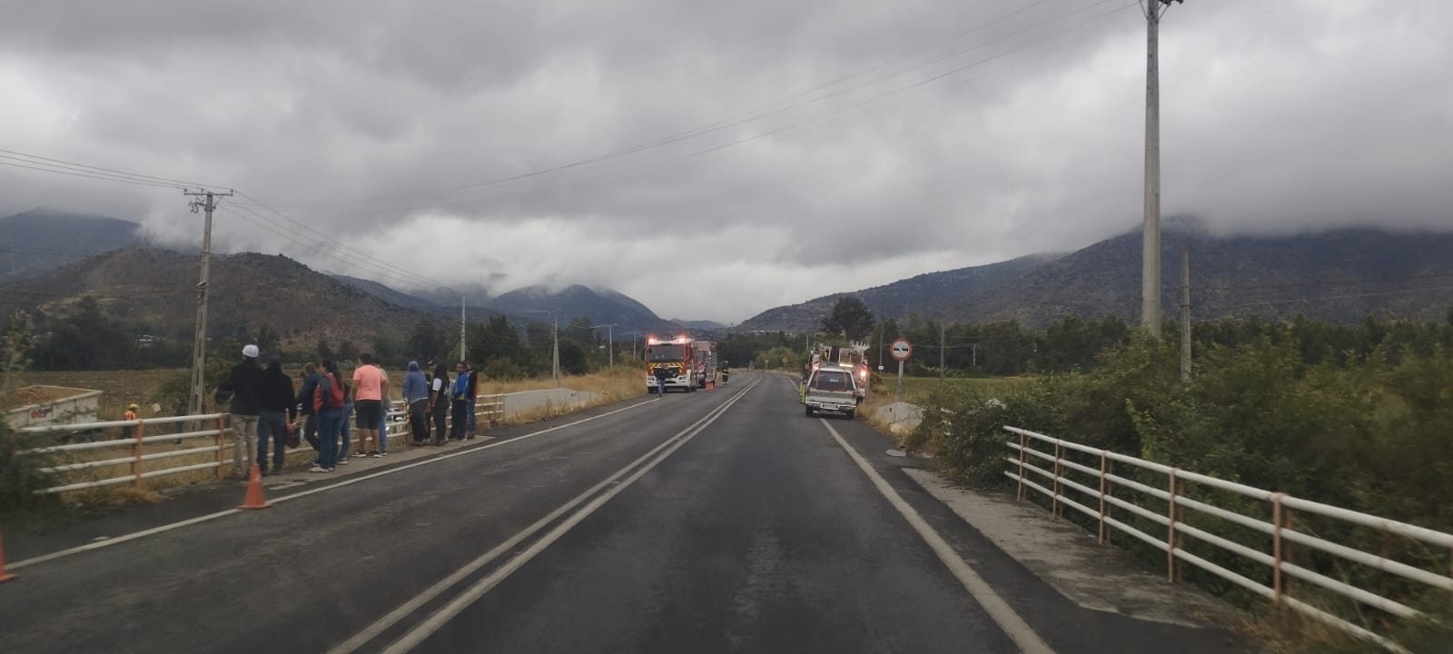 Accidente en Carretera El Cobre deja a dos personas fallecidas tras chocar barrera de contención y caer a canal de regadío